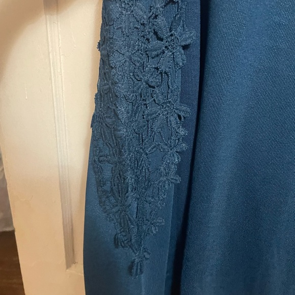 NWT! Suzanne Betro Lace Trim Surplice Button Detail Tunic- Emerald Blue - Large - Picture 4 of 10